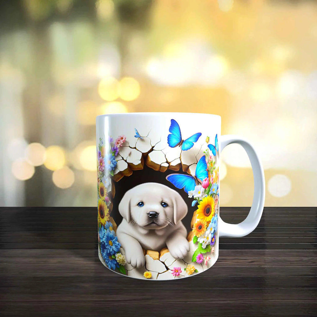 Keramiktasse mit 3D Hundemotiv eines Labrador-Welpen, umgeben von Blumen und Schmetterlingen, glänzende Oberfläche