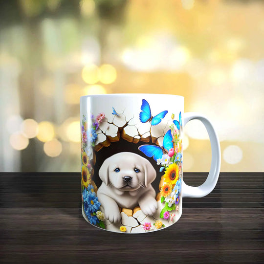 Keramiktasse mit 3D Hundemotiv eines Labrador-Welpen, umgeben von Blumen und Schmetterlingen, glänzende Oberfläche