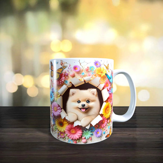 Keramiktasse mit 3D Hundemotiv eines Spitz-Welpen, umgeben von bunten Blumen, hochwertiger Fotodruck