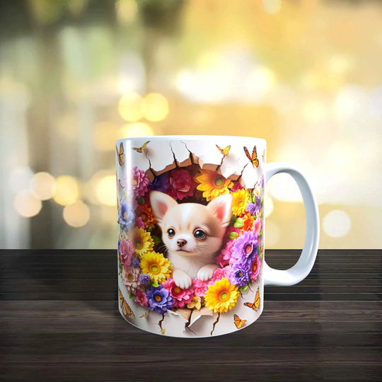 Weiße Keramiktasse mit 3D-Motiv eines Chihuahua-Welpen umgeben von bunten Blumen