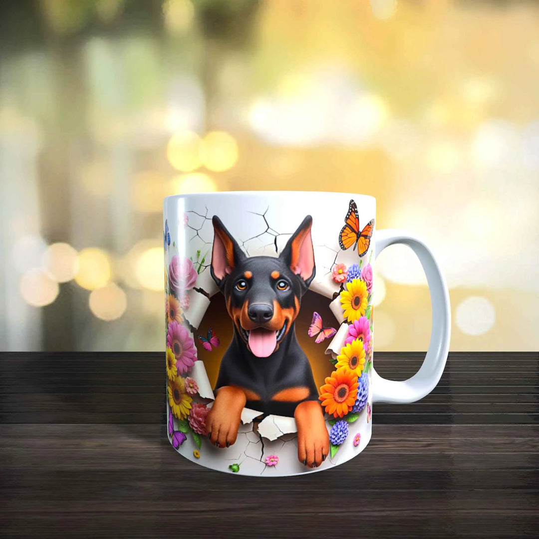 Weiße Tasse mit 3D-Motiv eines Dobermanns, umgeben von Blumen und Schmetterlingen