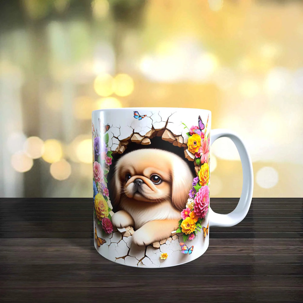 Weiße Keramiktasse mit 3D-Motiv eines kleinen Pekinesen im floralen Rahmen.