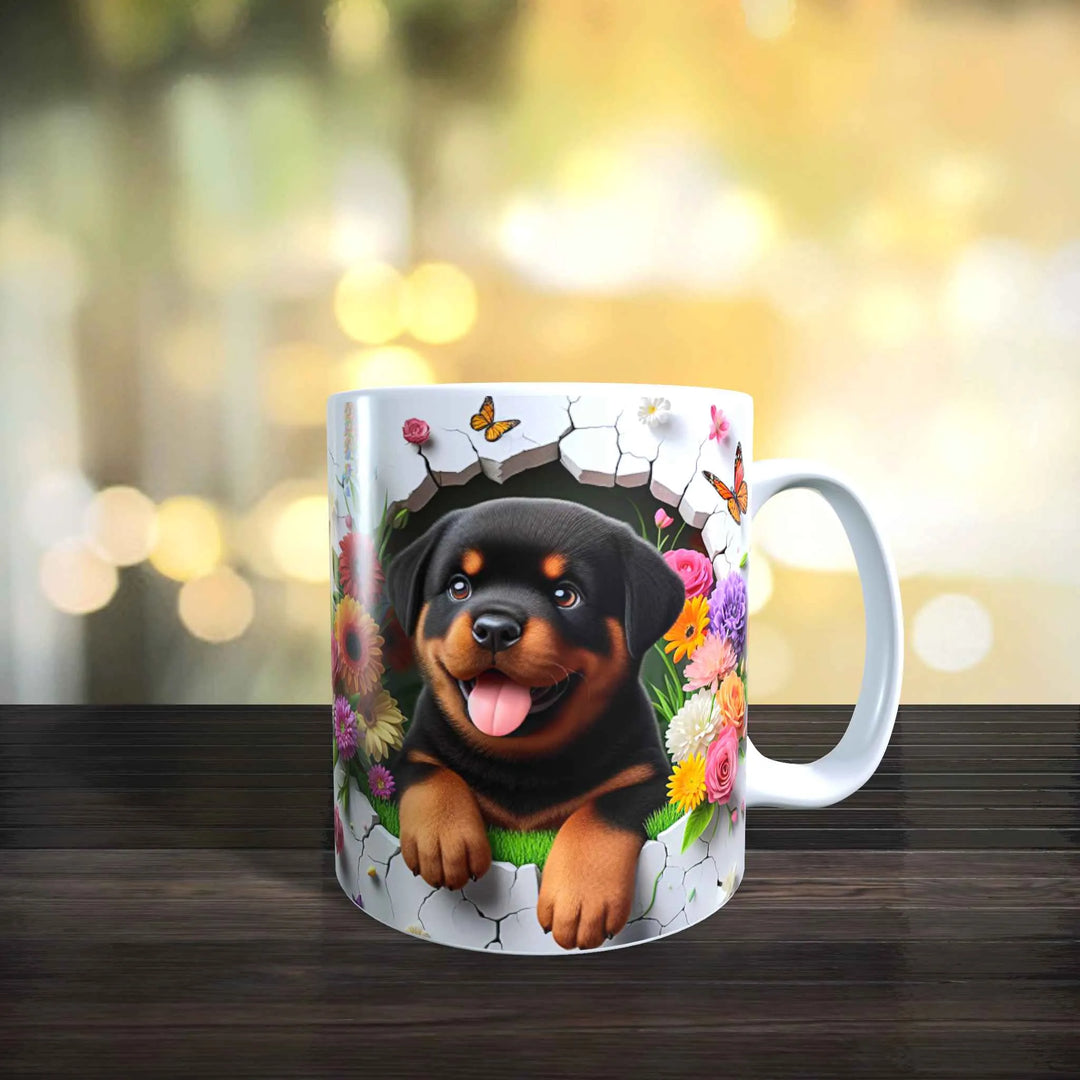Weiße Keramiktasse mit 3D-Motiv eines Rottweiler-Welpen vor Blumen und Schmetterlingen