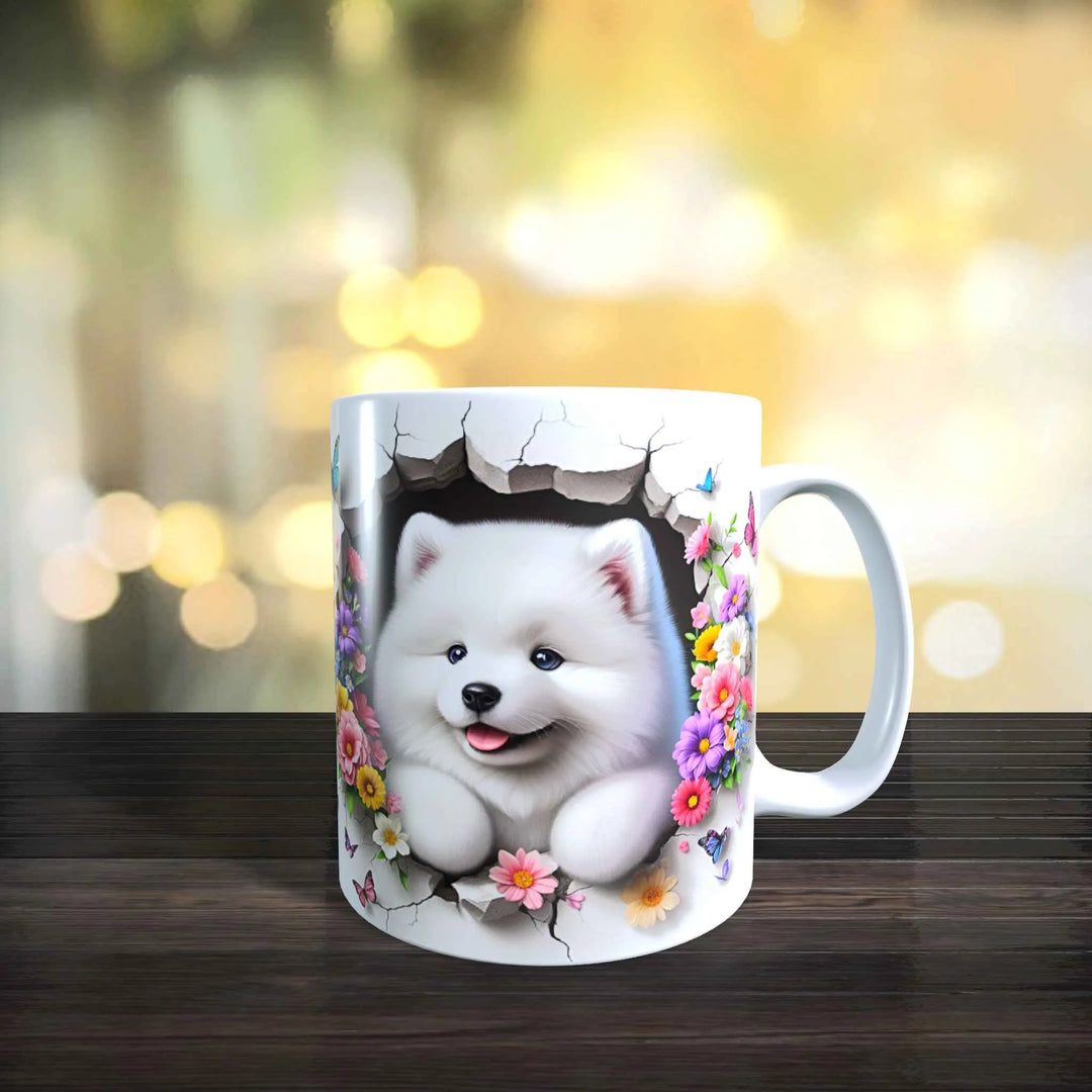 Keramiktasse mit 3D-Hundemotiv eines Samojeden, umgeben von bunten Blumen und Schmetterlingen.