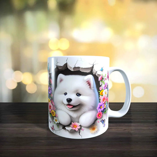 Keramiktasse mit 3D-Hundemotiv eines Samojeden, umgeben von bunten Blumen und Schmetterlingen.