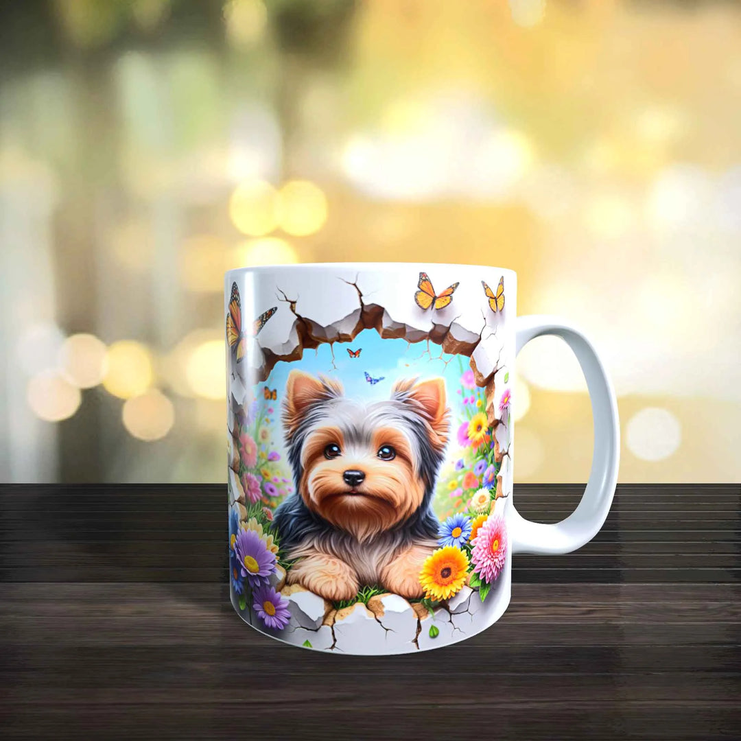 Keramiktasse mit 3D-Motiv eines Yorkshire Terriers vor farbenfrohen Blumen.