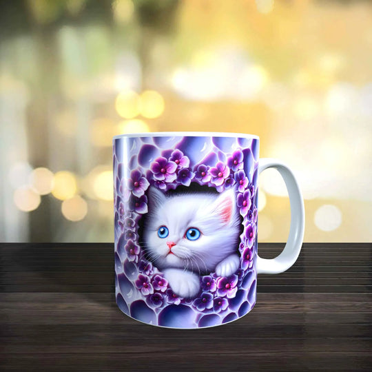Keramiktasse mit 3D-Katzenmotiv, weißes Katzenbaby in lila Blumenrahmen mit leuchtenden Farben