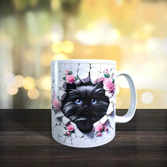 Keramiktasse mit 3D-Katzenmotiv, schwarze Katze mit blauen Augen und floralen Details