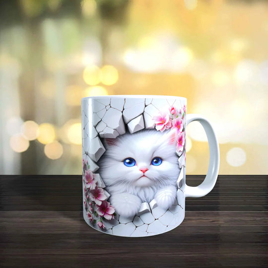 Keramiktasse mit 3D-Katzenmotiv, flauschige weiße Katze mit blauen Augen und floralen Elementen