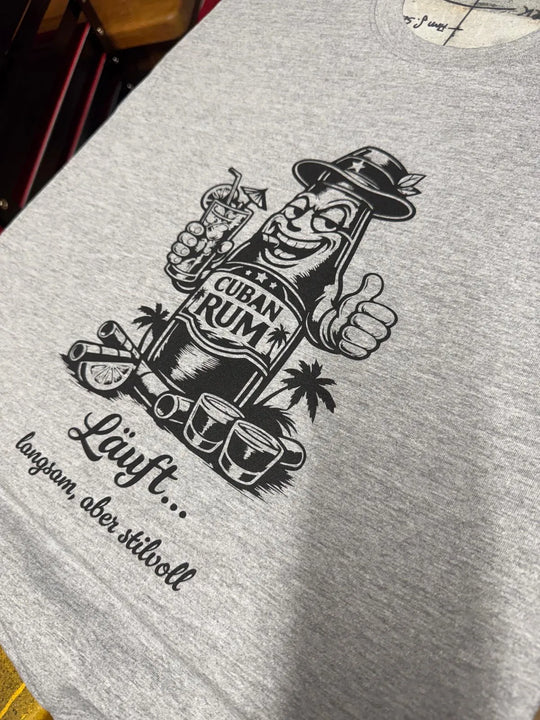 Detailaufnahme des „Kubanischer Rum“-Siebdrucks auf hellgrauem Oversize Unisex T-Shirt, hochwertige Druckqualität
