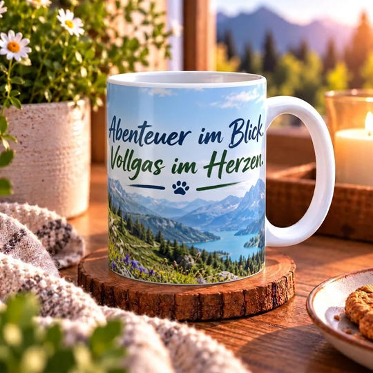 Zweite Ansicht der Husky-Tasse mit dem Spruch „Dein Kommando. Meine Entscheidung.“ vor einem Fjord mit grünen Berghängen und schneebedeckten Gipfeln.