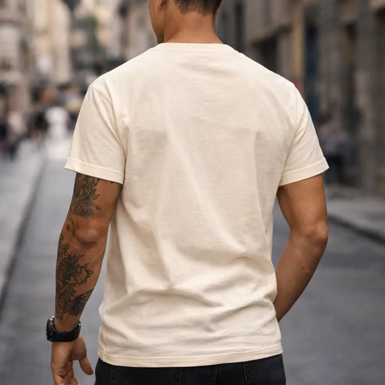Rückansicht eines beigen Kuba Lifestyle T-Shirts aus Baumwolle ohne Druck
