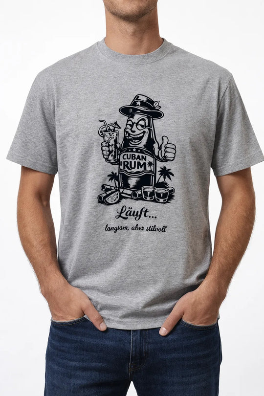 Unisex Oversize T-Shirt „Kubanischer Rum“ in Hellgrau am Model getragen, moderner Oversize-Fit mit überschnittenen Schultern