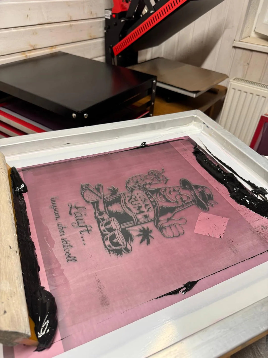 Handgefertigter Siebdruck des „Kubanischer Rum“-Designs auf Oversize Unisex T-Shirt, Produktion im Siebdruckverfahren