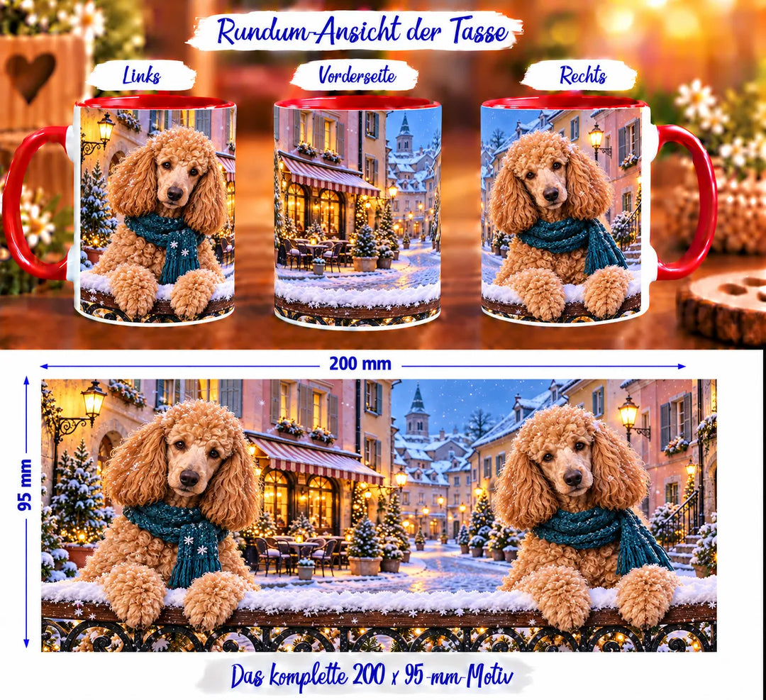 Rundumansicht der Pudel-Tasse mit zwei Apricot-Pudeln, petrolfarbenen Schals und winterlicher Altstadt mit Café, Laternen und geschmückten Tannen.