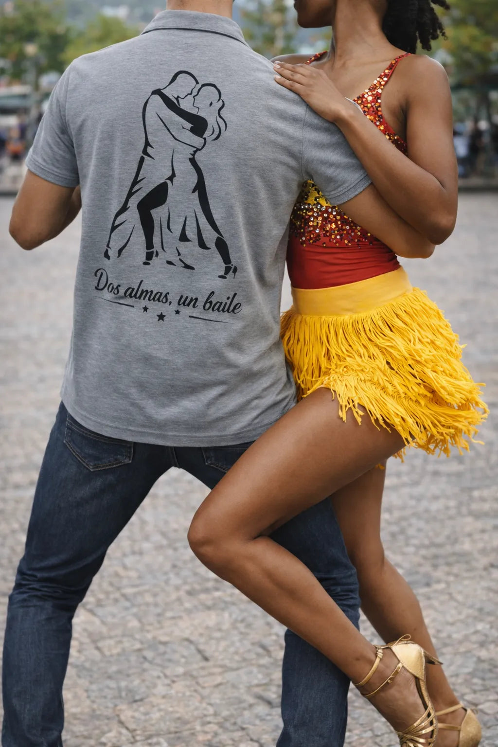 Detailaufnahme Rumba Poloshirt grau mit Dos almas un baile Motiv beim Tanzen im Kuba Stil mit Tanzpartnerin