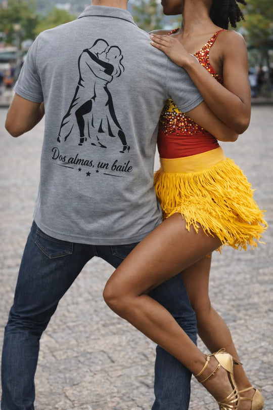 Detailaufnahme Rumba Poloshirt grau mit Dos almas un baile Motiv beim Tanzen im Kuba Stil mit Tanzpartnerin