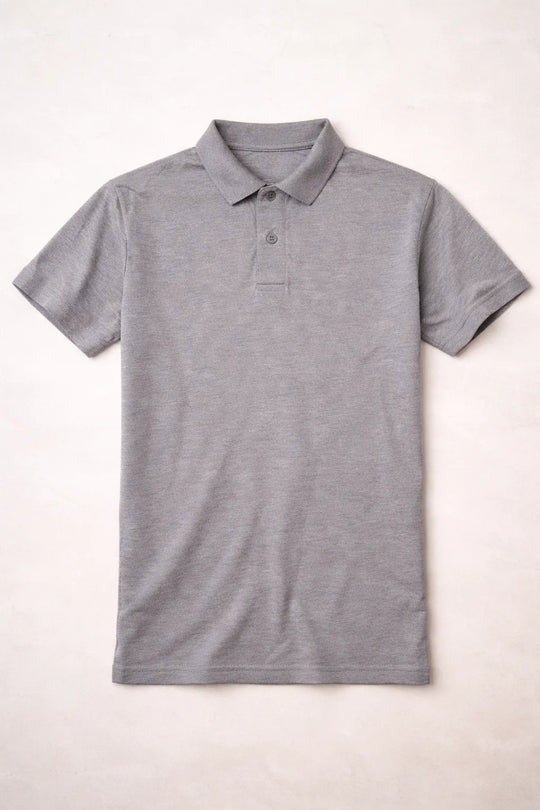 Graues Poloshirt Herren Vorderseite ohne Druck liegend minimalistisch