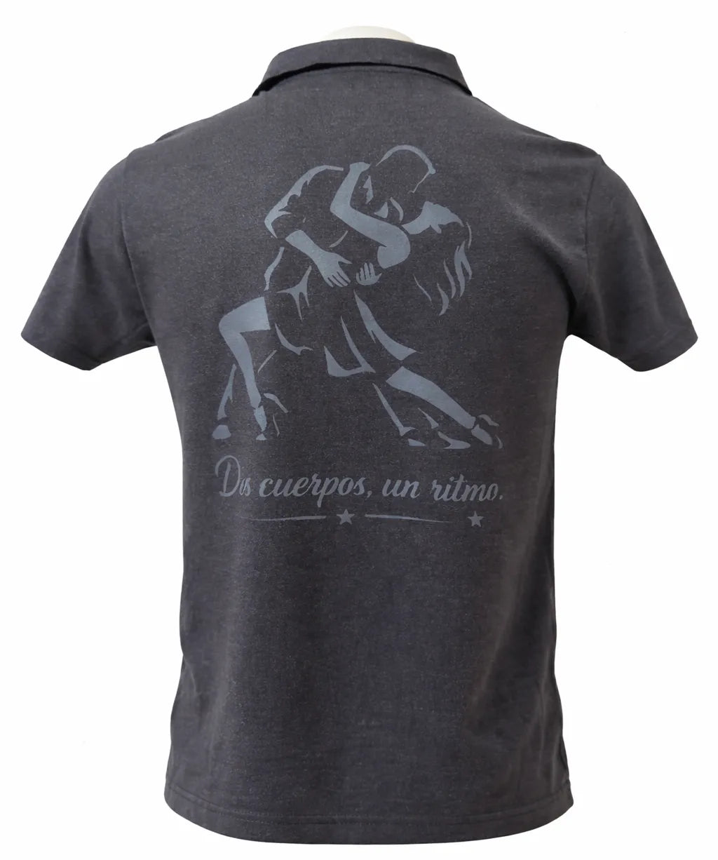 Heather schwarzes Salsa Poloshirt mit handbedrucktem Siebdruck Motiv eines tanzenden Salsa Paares Dos cuerpos un ritmo