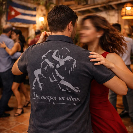 Salsa Tänzer mit Poloshirt im Kuba Stil und Dos cuerpos un ritmo Motiv beim Tanzen in Latin Tanzclub