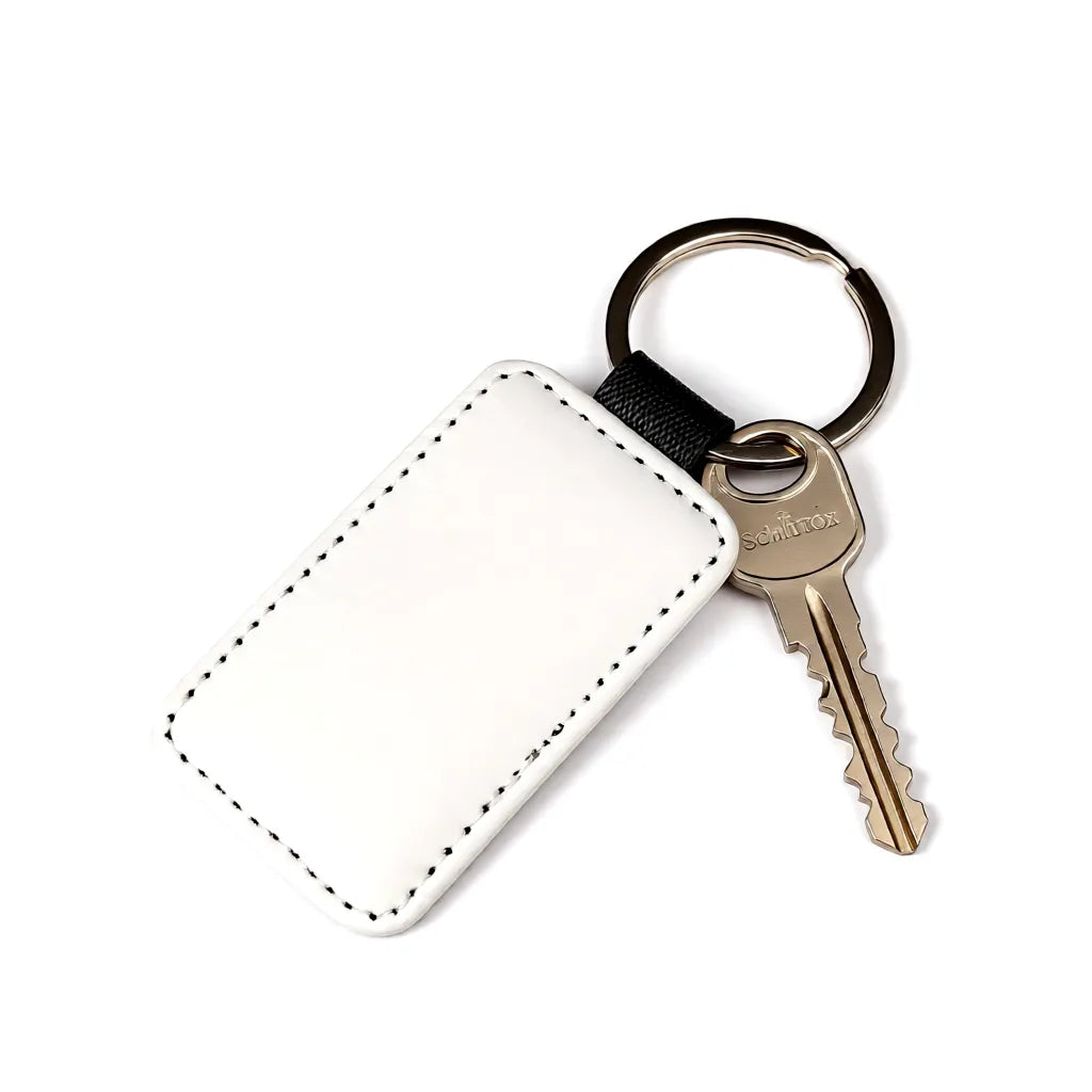Rechteckiger personalisierter Schlüsselanhänger am Schlüsselbund