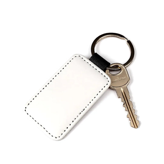 Rechteckiger personalisierter Schlüsselanhänger am Schlüsselbund