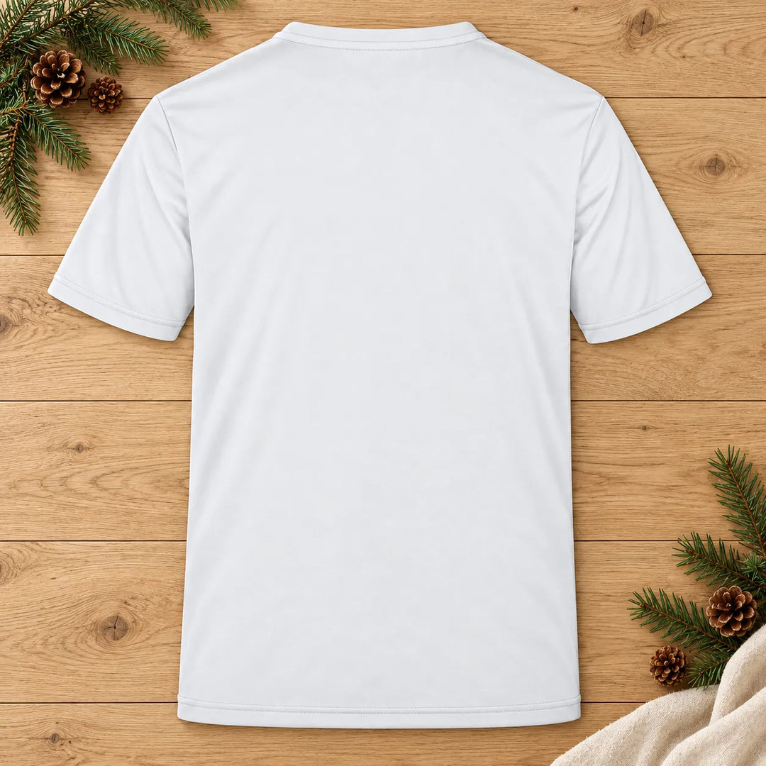 Unbedruckte Rückseite des weißen Kurzarm-T-Shirts, auf Holz mit Tannenzweigen ausgelegt.