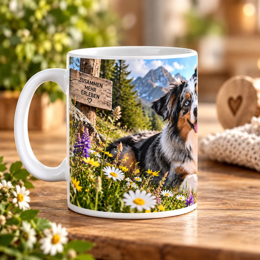 Seitenansicht der Australian-Shepherd-Tasse mit weißem Henkel, Blumenwiese und Schild „Zusammen mehr erleben“
