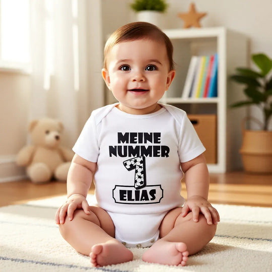 Weißer Baby Body personalisiert mit Motiv und Text Beispiel