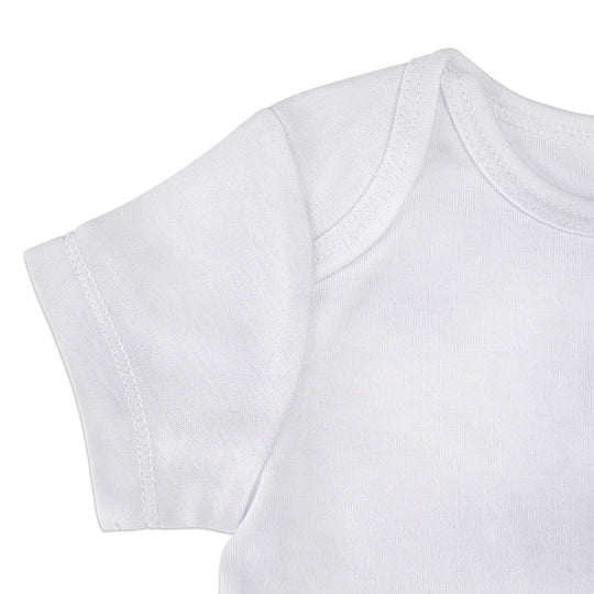 Detailaufnahme weißer Baby Body Kurzarm Stoff und Verarbeitung