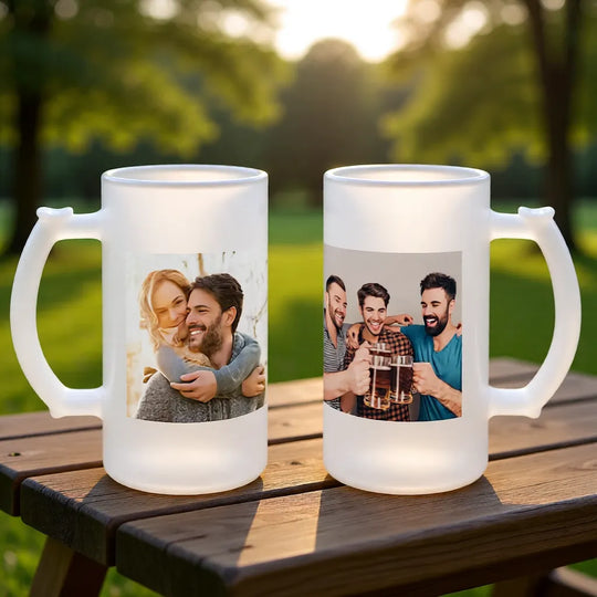 Zwei personalisierte Bierglaskrüge mit Fotodruck auf einem Tisch im Freien – individuelles Geschenk für Paare oder Freunde.
