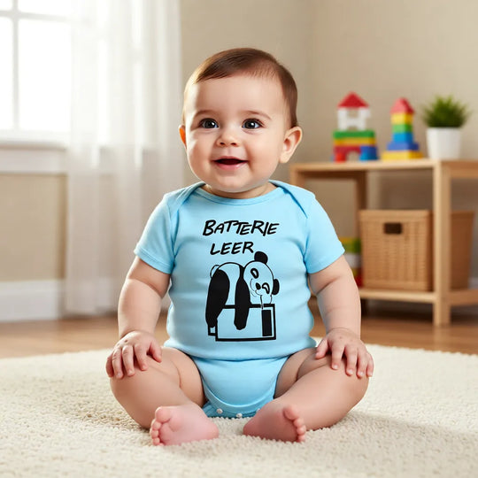 Baby trägt hellblauen Bio-Babybody mit Pandamotiv „Batterie leer“, handgefertigter Siebdruck, kurzarm