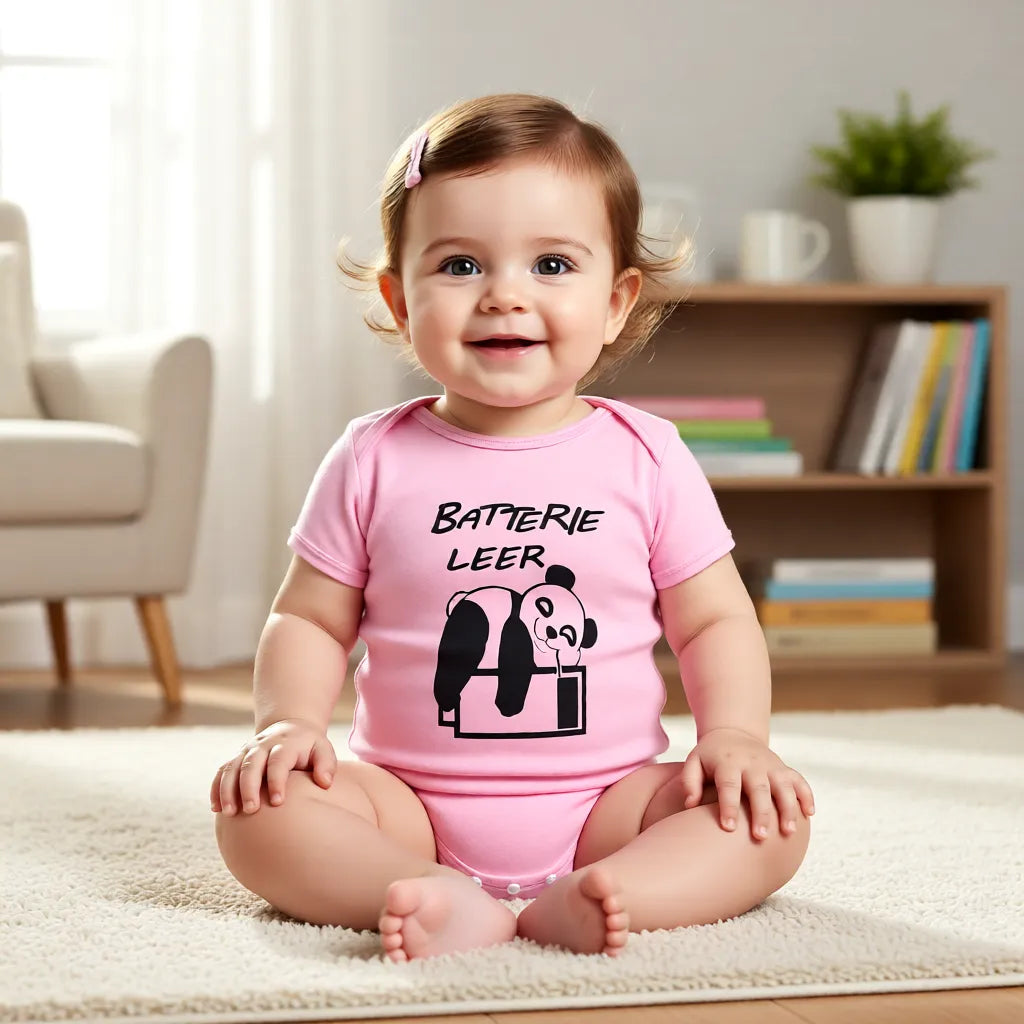 Babymädchen trägt rosa Bio-Babybody mit Pandamotiv „Batterie leer“, hautfreundliche Bio-Baumwolle