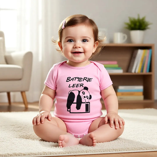 Babymädchen trägt rosa Bio-Babybody mit Pandamotiv „Batterie leer“, hautfreundliche Bio-Baumwolle