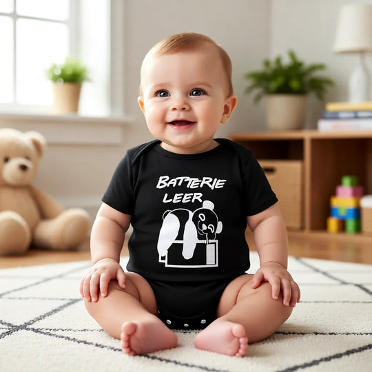 Baby trägt schwarzen Bio-Babybody mit Panda „Batterie leer“, kurzarm, hochwertiger Druck