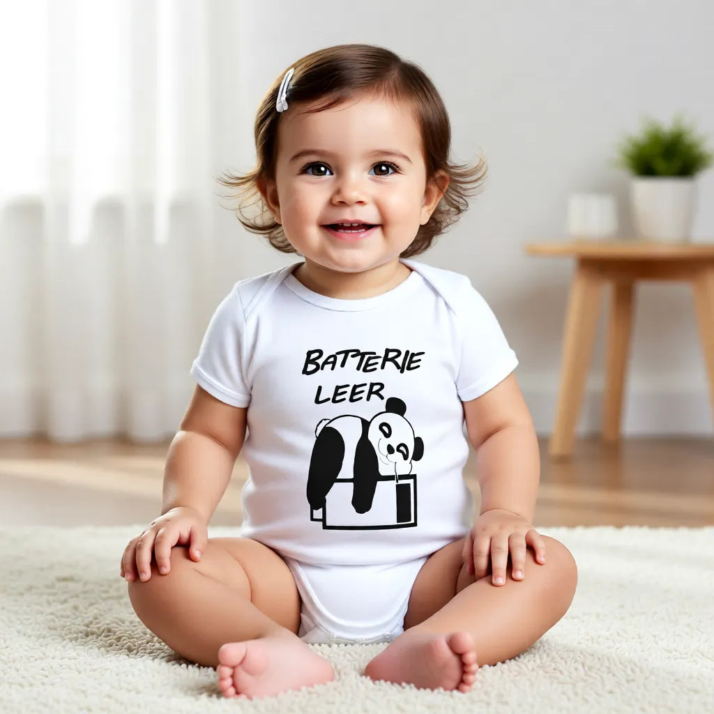 Babymädchen im weißen Bio-Babybody mit Panda „Batterie leer“ Motiv, handgefertigter Siebdruck