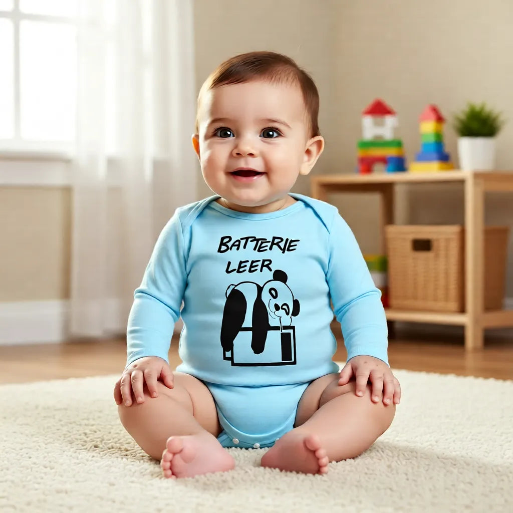 Baby trägt hellblauen Bio-Babybody Langarm mit Pandamotiv „Batterie leer“