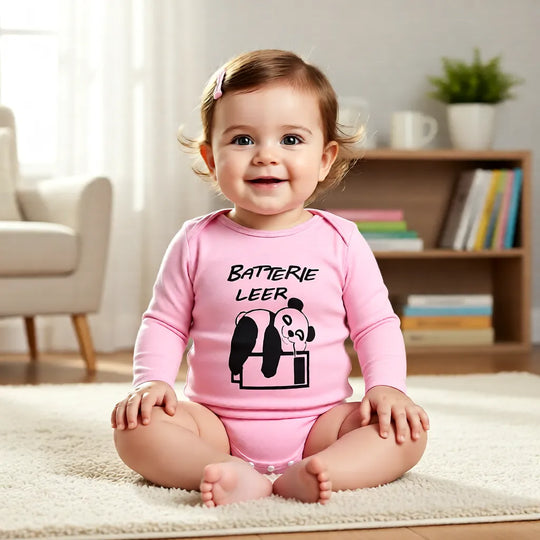 Babymädchen trägt rosa Bio-Babybody Langarm mit Pandamotiv „Batterie leer“