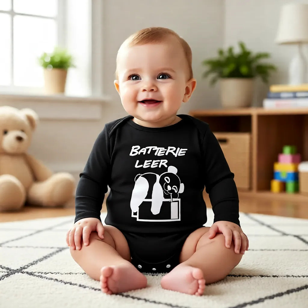 Baby trägt schwarzen Bio-Babybody Langarm mit Panda „Batterie leer“, hochwertiger Druck