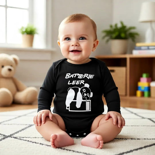 Baby trägt schwarzen Bio-Babybody Langarm mit Panda „Batterie leer“, hochwertiger Druck