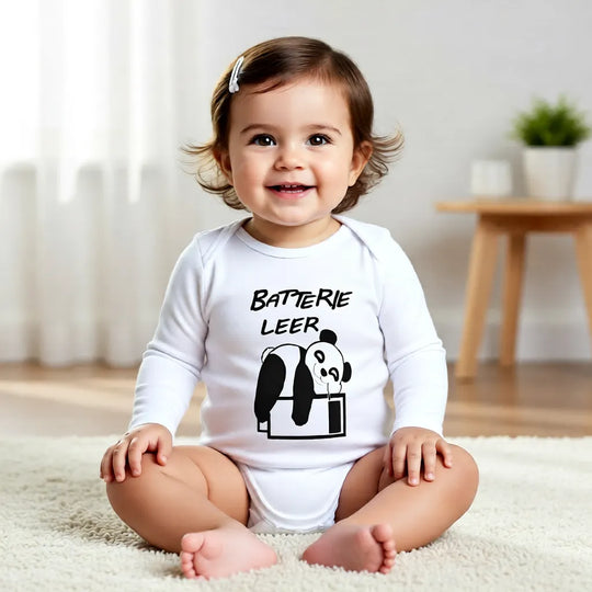 Baby im weißen Bio-Babybody Langarm mit Panda Motiv „Batterie leer“