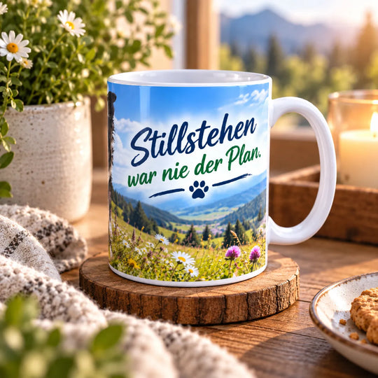 Seitenansicht der Border-Collie-Tasse mit weißem Henkel und Aufschrift „Stillstehen war nie der Plan.“