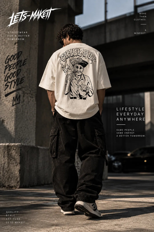 Mann trägt CHILLOUT Oversize T-Shirt mit Rückenprint im urbanen Streetwear-Look