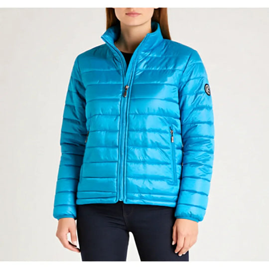 Damen Steppjacke Aqua, Vorderansicht getragen, leichte wattierte Jacke mit Stehkragen und Reißverschluss