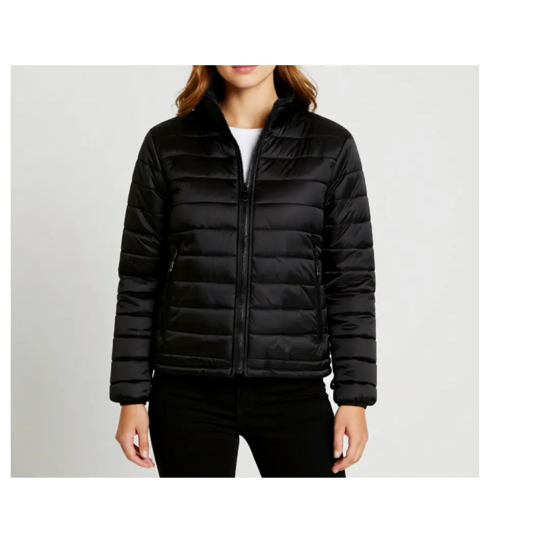 Damen Steppjacke in Schwarz, Vorderansicht, leichte wattierte Jacke mit Reißverschluss und Seitentaschen