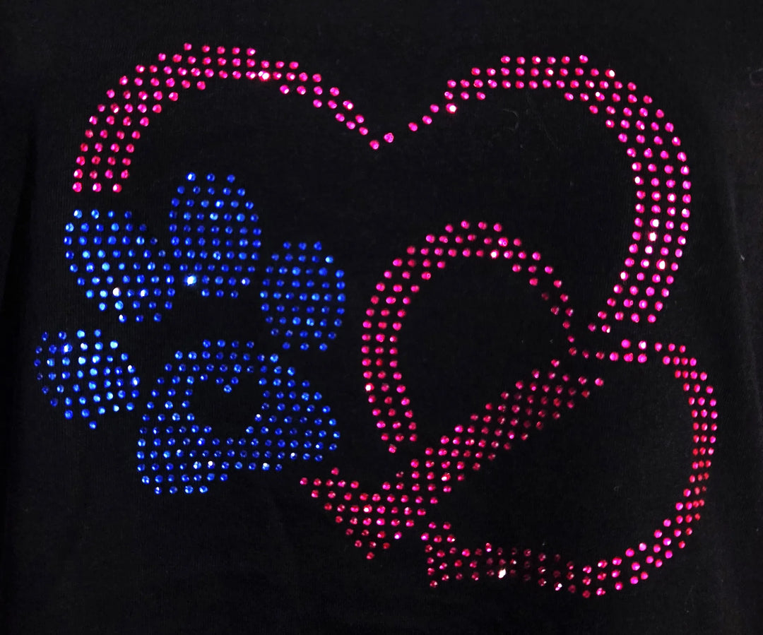 Detailaufnahme eines Strassmotivs Herz und Hundepfote auf Damen T-Shirt