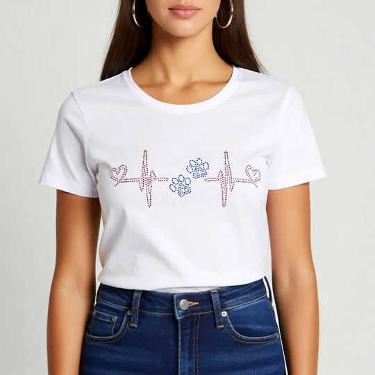 Damen T-Shirt weiß mit Strass Herzfrequenz und Pfotenmotiv getragen im Alltag