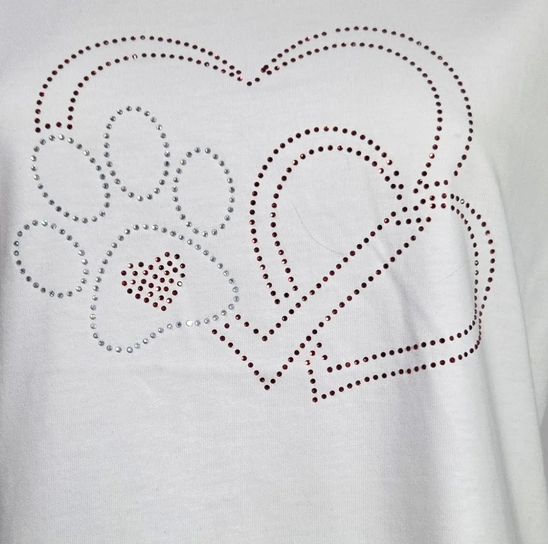 Detailaufnahme eines Strassmotivs Herz und Hundepfote auf weissem Damen T-Shirt