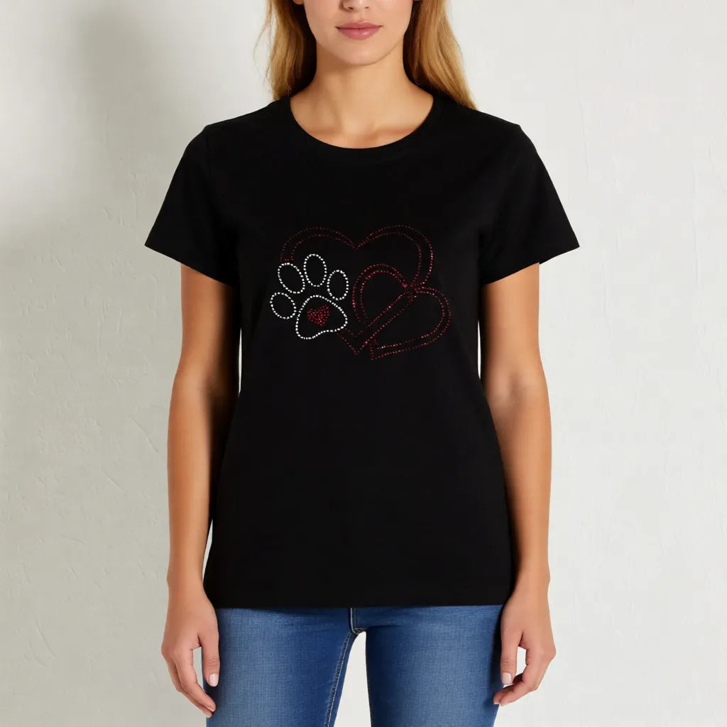 Damen-T-Shirt in Schwarz mit handgefertigtem Strassmotiv Herz und Hundepfote, getragen von Model, bequeme Passform und liebevolles Design für Hundeliebhaberinnen.