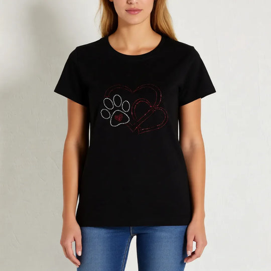 Damen-T-Shirt in Schwarz mit handgefertigtem Strassmotiv Herz und Hundepfote, getragen von Model, bequeme Passform und liebevolles Design für Hundeliebhaberinnen.
